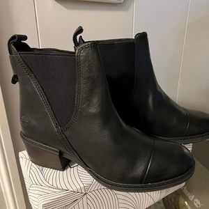Timberland WOMEN’S BRAND NEW  SUTHERLIN BAY CHELSEA BLACK LEATHER BOOTS. Size 6M